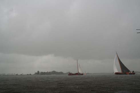 De regen plenst op de Langweerder Wielen