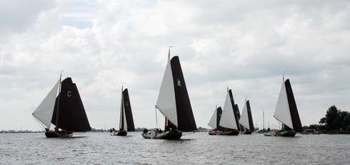 Skûtsjes jagen voor de wind op de twee koplopers Drachten en Halve Maen