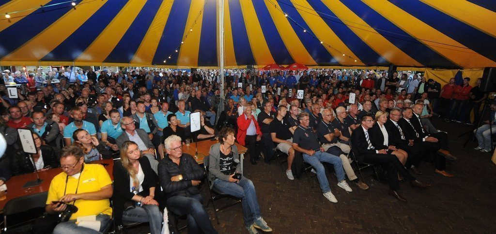 Een gezellig gevulde feesttent bij de traditionele opening van het SKS kampioenschap