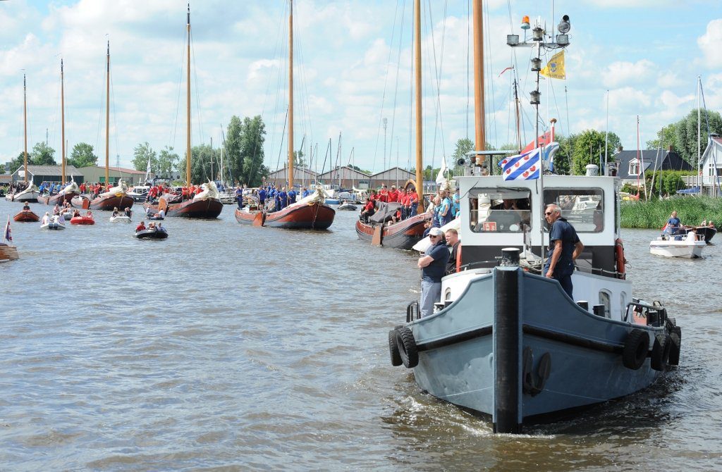 De traditionele sleep naar het wedstrijdwater