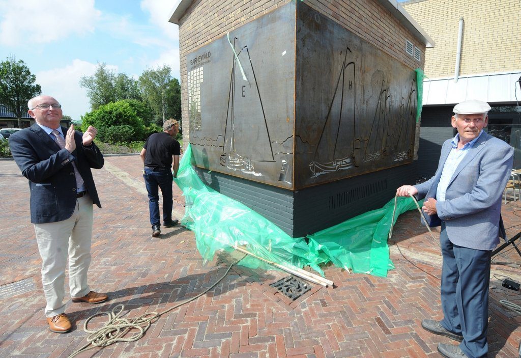 Onthulling van het skûtsjekunstwerk door wethouder Schippers (links) en Joop Mink sr.