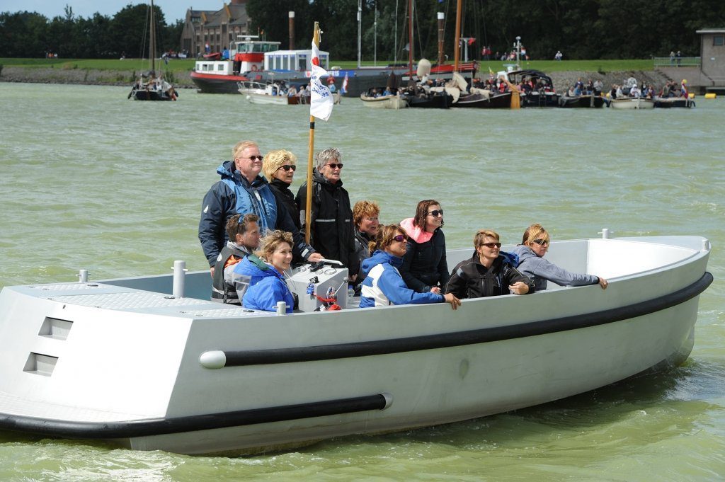 De schippersvrouwen bekeken de wedstrijd gezamenlijk op het water