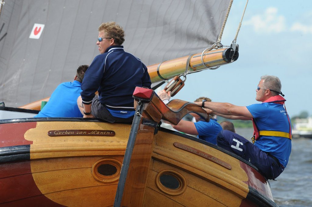 Adviseur Jens Jongsma en schipper Alco Reijenga houden het wedstrijdveld in de gaten