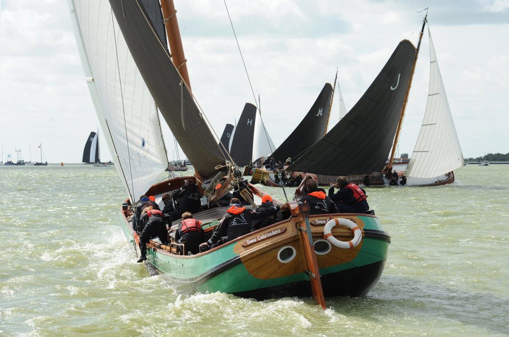 Langweer in achtervolging op koplopers Joure en Sneek