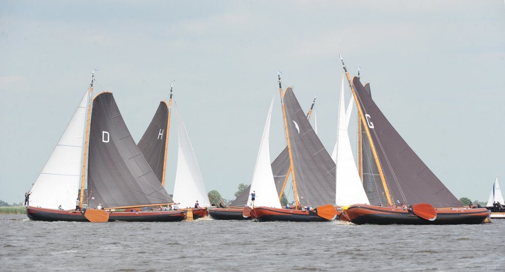 De skûtsjes zijn flink aan elkaar gewaagd