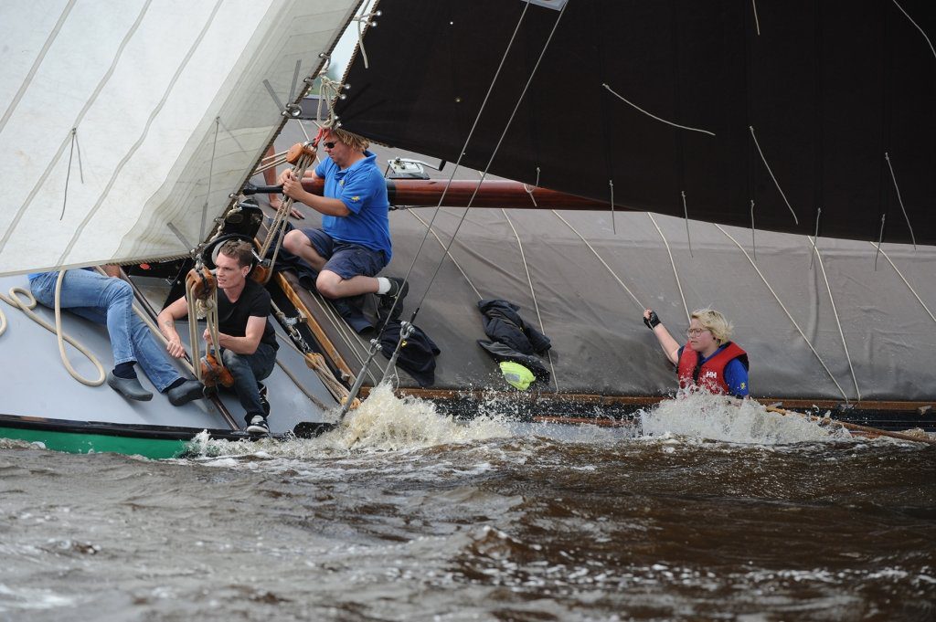 Hard werken aan boord van het Ljouwerter skûtsje