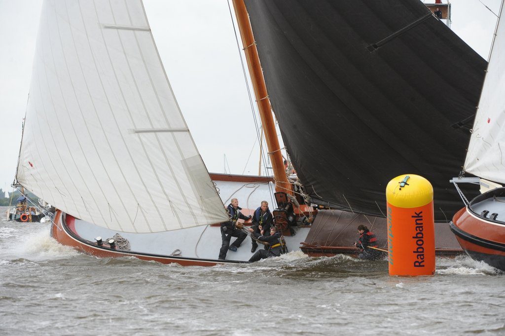 Strijd om plek drie; Joure rondt nipt voor Woudsend de boei