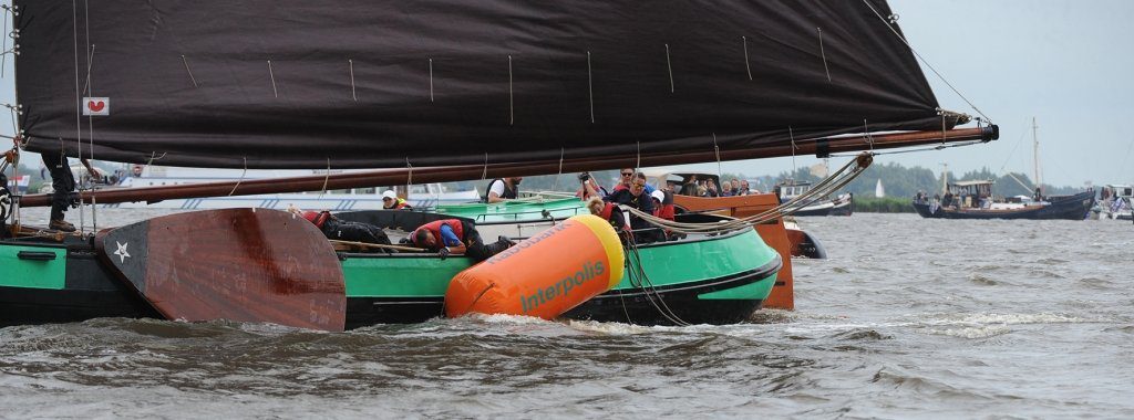 Het Ljouwerter skûtsje aan de haal met de bovenboei