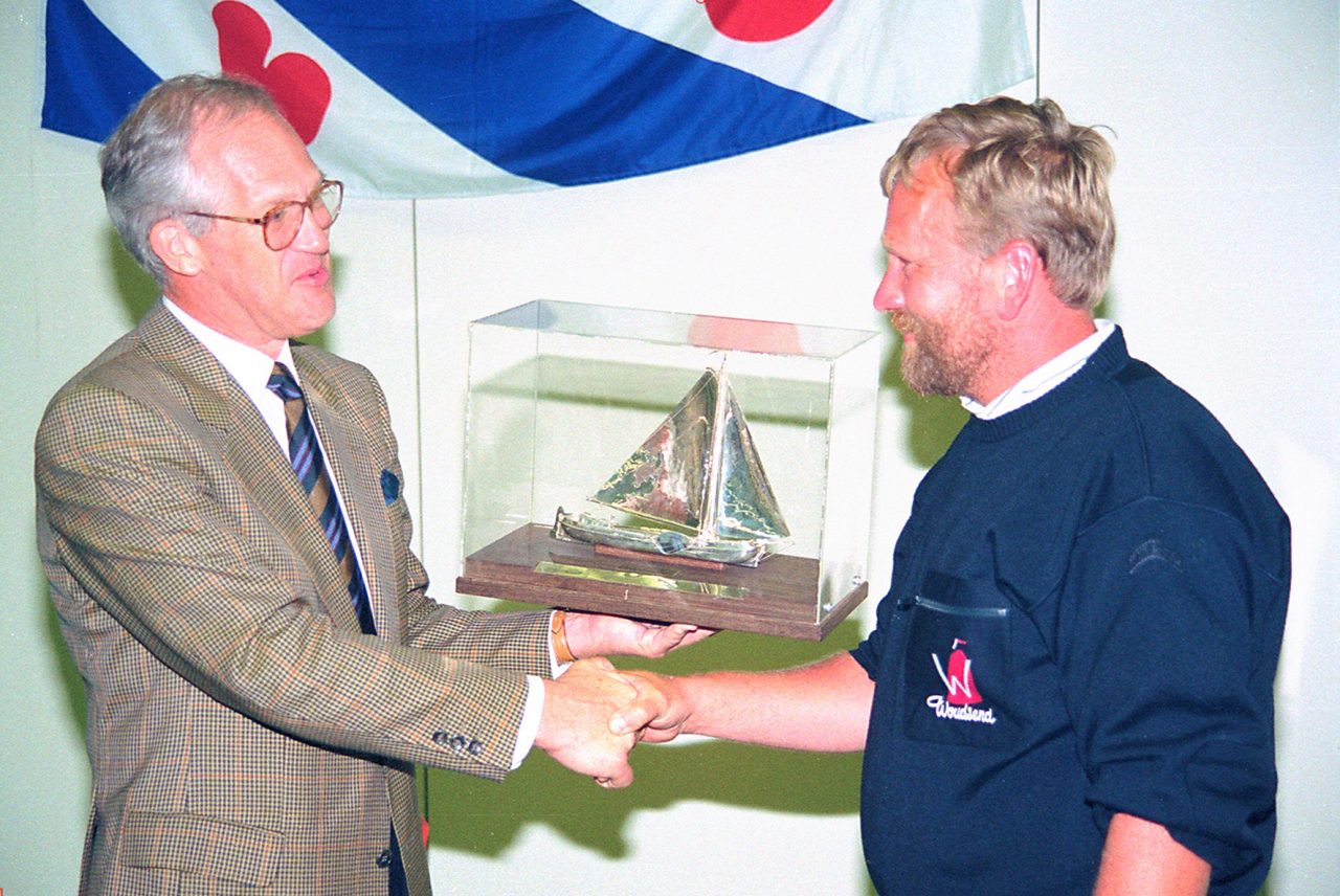 Cor Boonstra (CEO Douwe Egberts) overhandigt het Sulveren Skûtsje aan schipper Teake Kzn van der Meulen, 1991