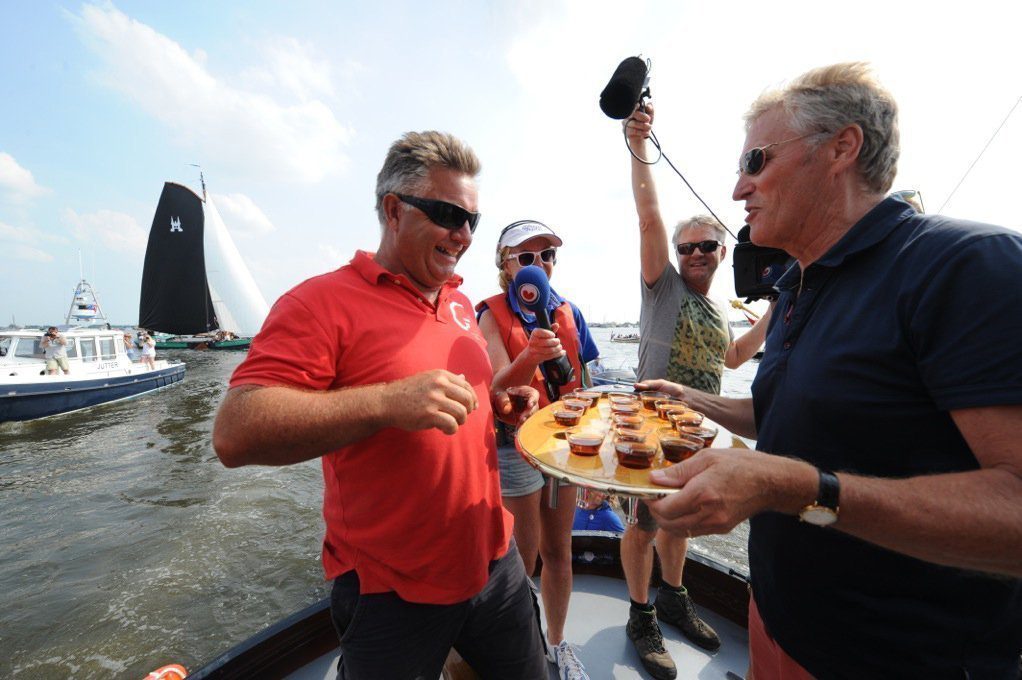 CdK John Jorritsma trakteerde de kersverse SKS kampioen op Beerenburg