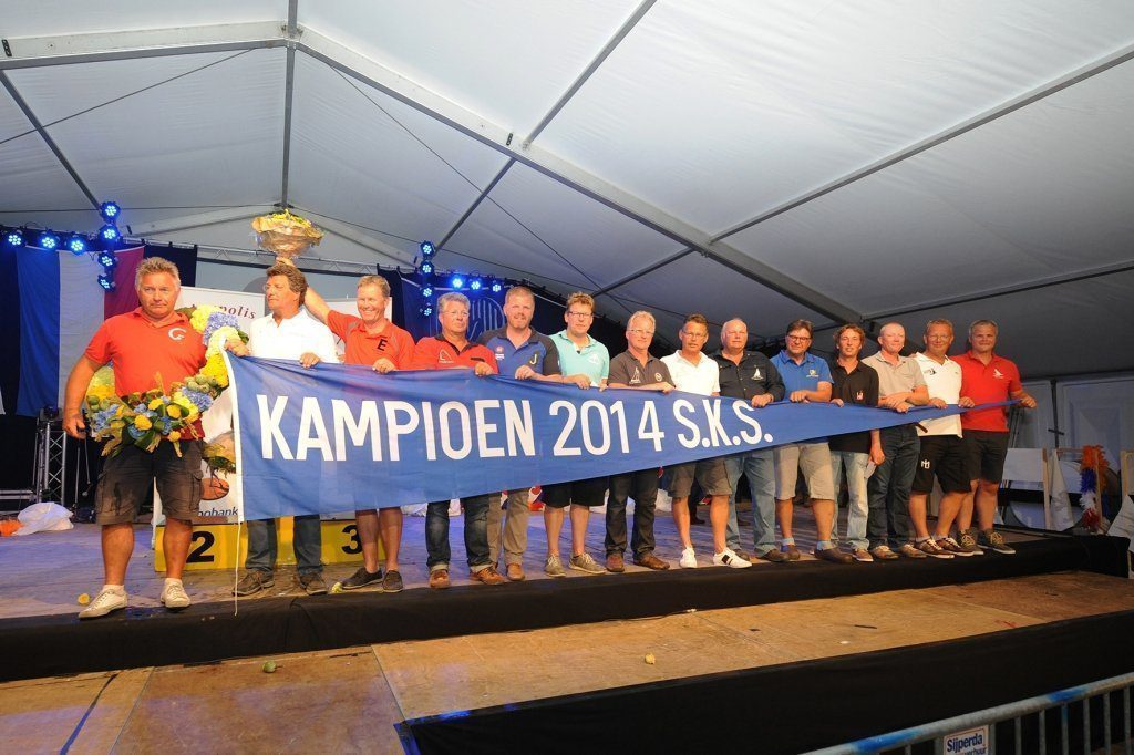 De veertien hoofdrolspelers van het SKS kampioenschap 2014