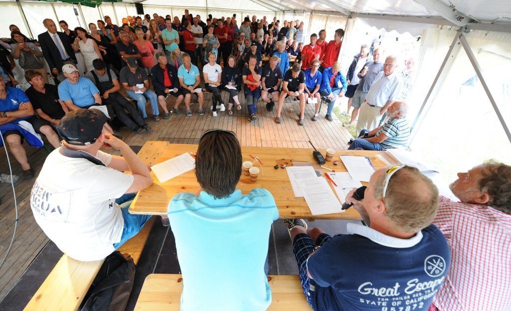 De 'rûtebesprekking' in de tent bij Elahuizen