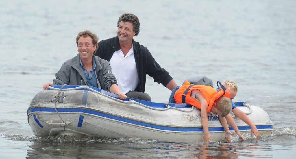 Schippers Douwe Jzn. Visser (Sneek) en Teake Klaas van der Meulen (Woudsend) volgen de wedstrijd op het water 