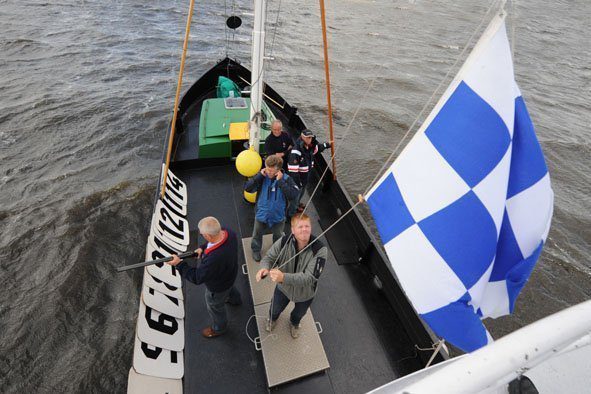 Hijsen van de vlag ten teken dat de wedstrijd wordt afgelast