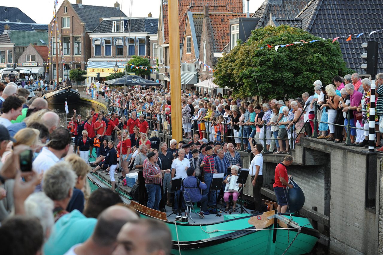 Lemster skûtsje tijdens de intocht door Lemmer, 2014