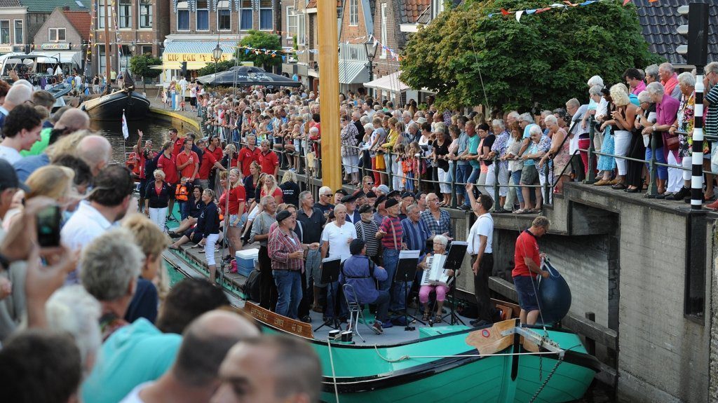 Traditionele intocht van de skûtsjes in Lemmer