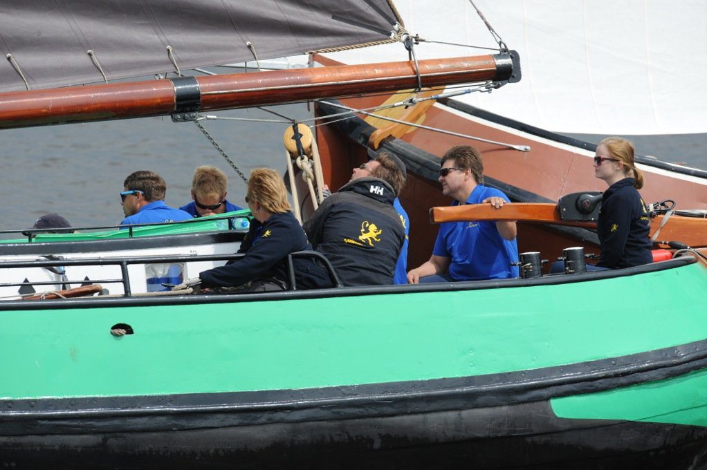 Schipper Siete Meeter aan het helmhout van het 100-jarige Ljouwerter Skûtsje