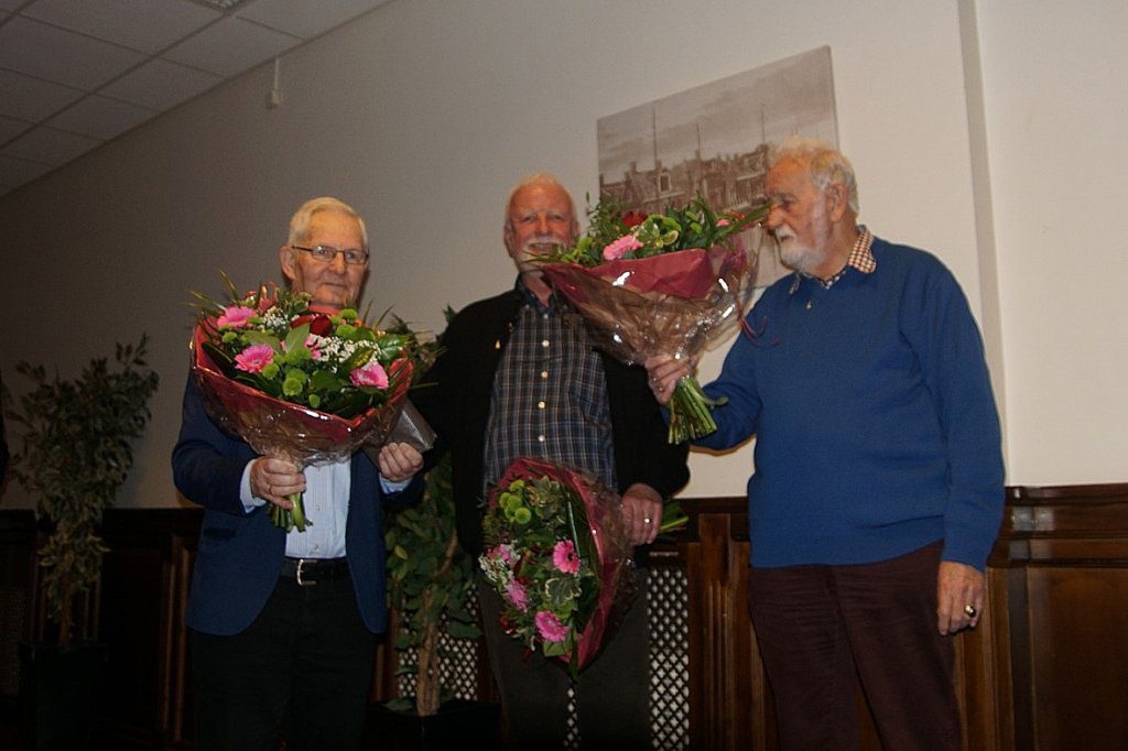 Johan Modderman, Fokke Hofstra en Jouke Terra werden na hun onderscheidingen in de bloemetjes gezet