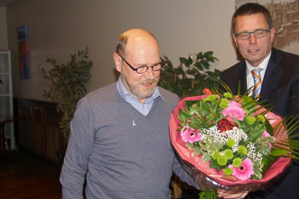 Ook Jon Visser ging met een onderscheiding en bloemen weer huiswaarts