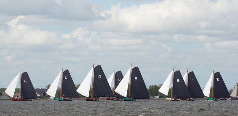 De skûtsjes voor de wind tijdens de Sprintwedstrijden 2012