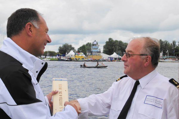 Piet Haaima (r) ontving uit handen van Bouwe Westerdijk (l) een presentje