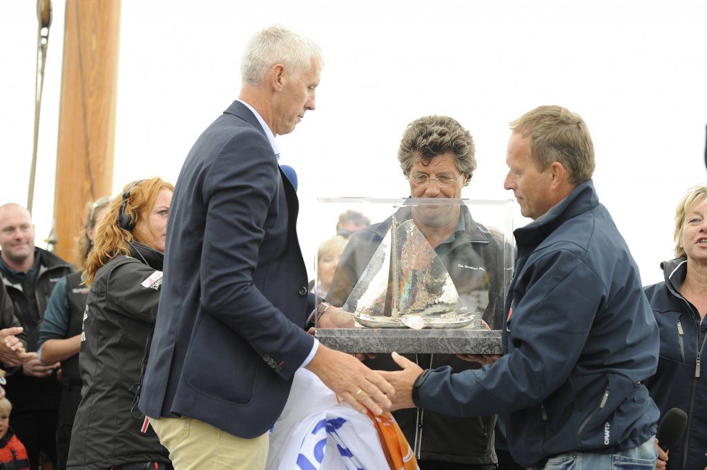 Bert Roman, directievoorzitter Rabobank Sneek-ZuidWestFriesland, overhandigt Douwe Jzn. Visser het Sulveren Skûtsje