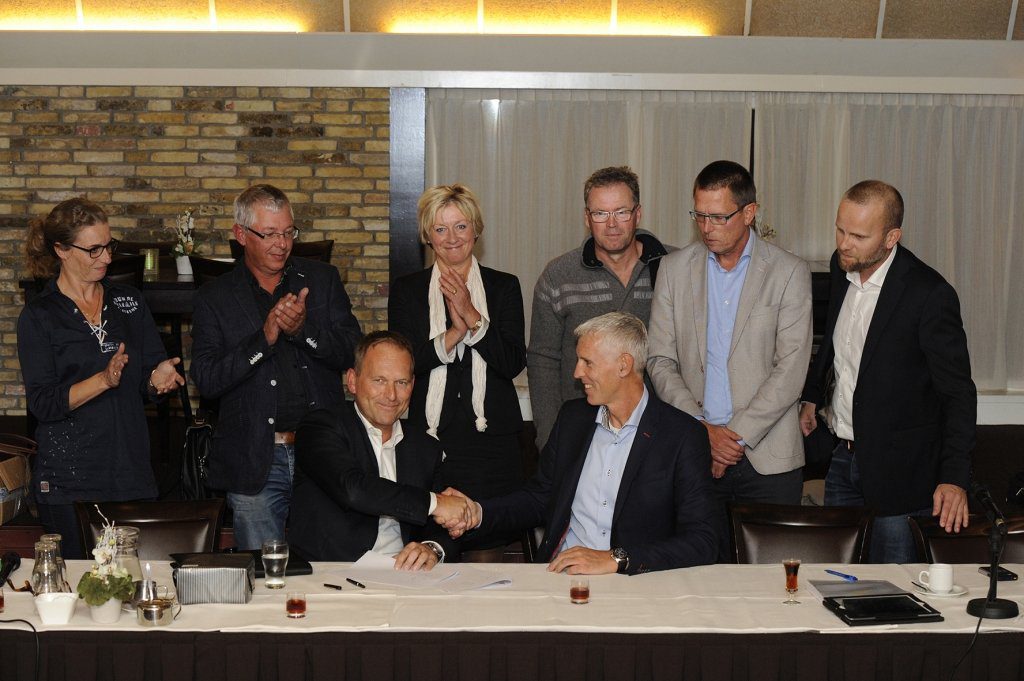 René Nagelhout en Bert Roman ondertekenden het sponsorcontract namens resp. de Sintrale Kommisje Skûtsjesilen en de Friese Rabobanken