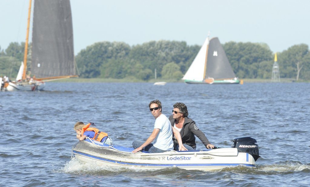 SKS-schippers Teake Klaas van der Meulen en Douwe Jzn. Visser volgen de wedstrijd vanaf het water