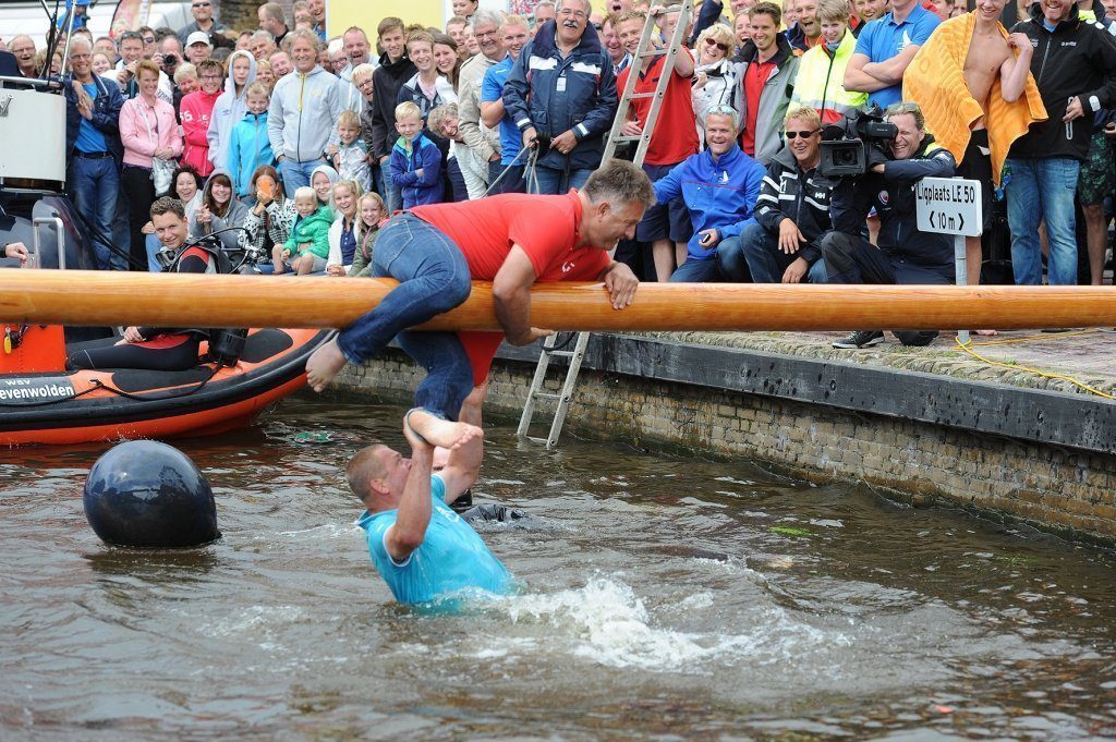 Schipper Douwe Azn. Visser (Grou) in actie op de giek