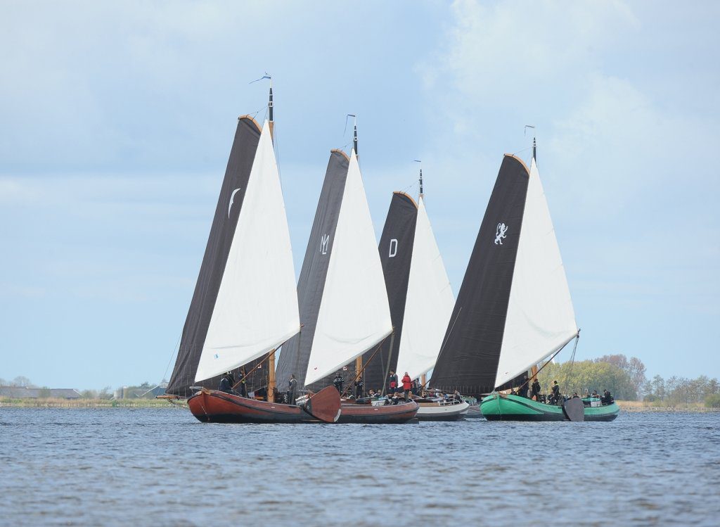 Debuterend schipper Klaas Westerdijk (d'Halve Maen) leidt het groepje achtervolgers