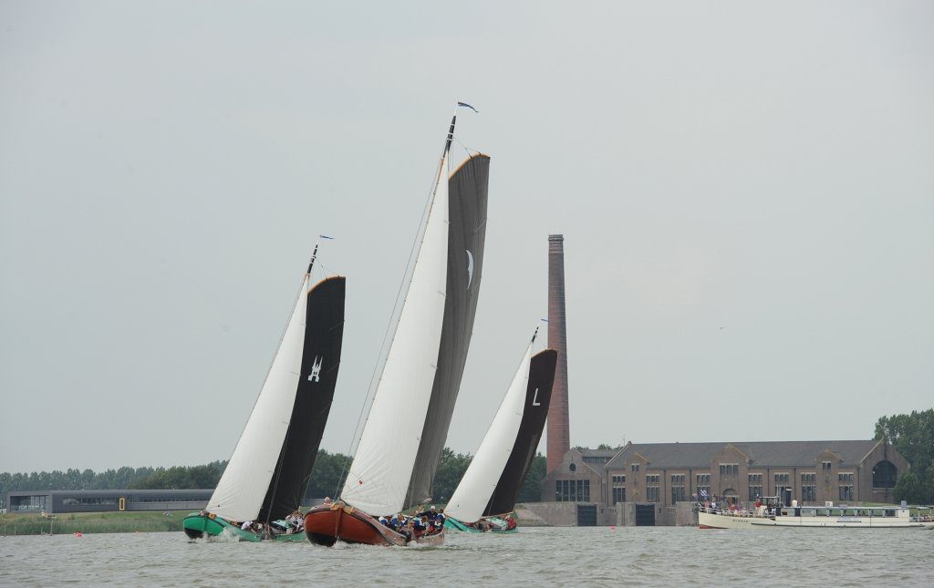 D'Halve Maen aan de leiding gevolgd door Sneek en Lemmer; bij het Ir. D.F. Woudagemaal