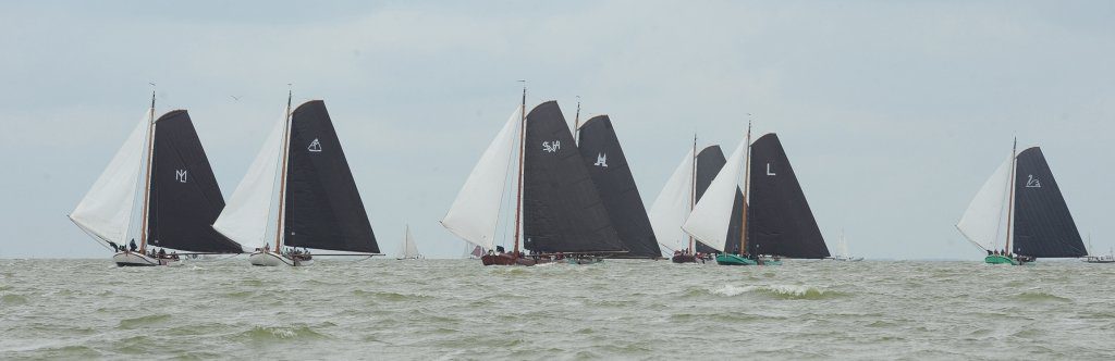 Skûtsjes voor de wind op weg naar de gate