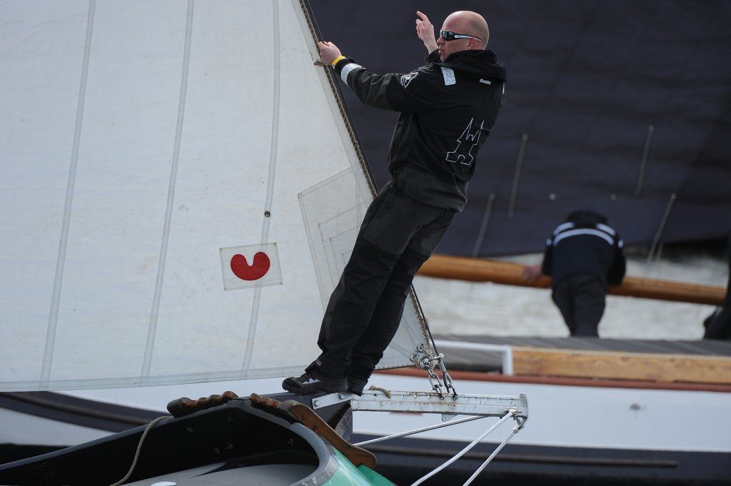 Chris Tuinstra geeft schipper Douwe Jzn. Visser (Sneek) aanwijzingen voor de start