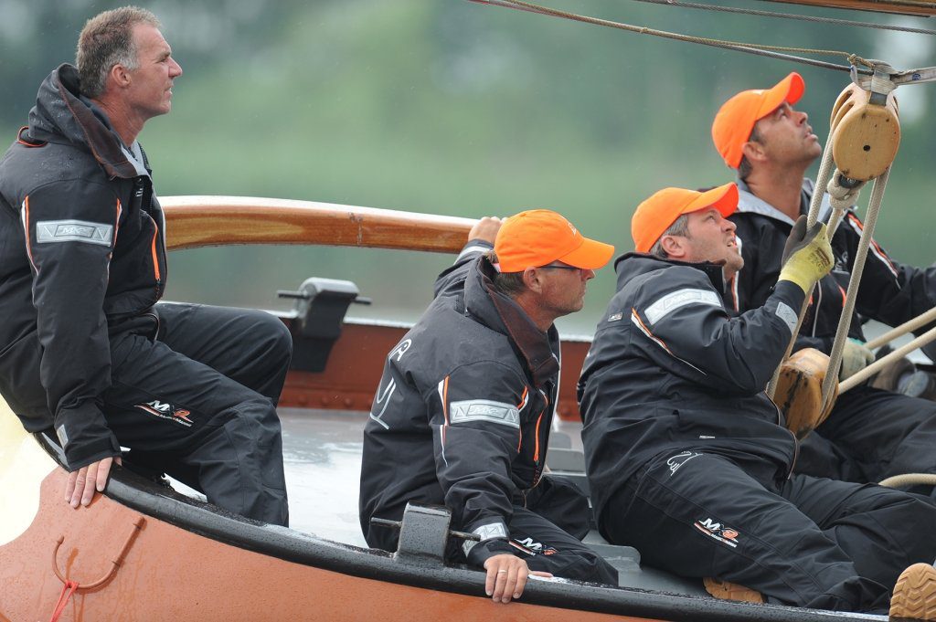 Baint Kramer als adviseur bij schipper Johannes Meeter achterop het Langwarder skûtsje