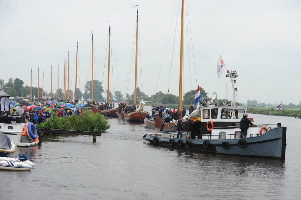 Sleepboot 'Argus' trok de skûtsjes naar de Wide Ie