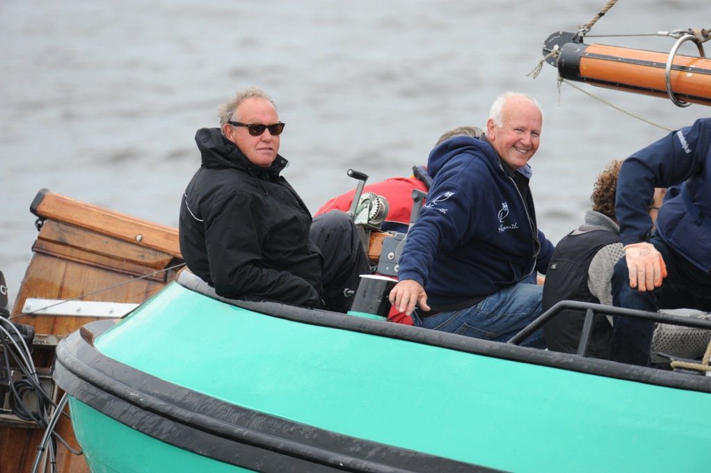 Bestuurslid Rein van den Berg op het Lemster skûtsje