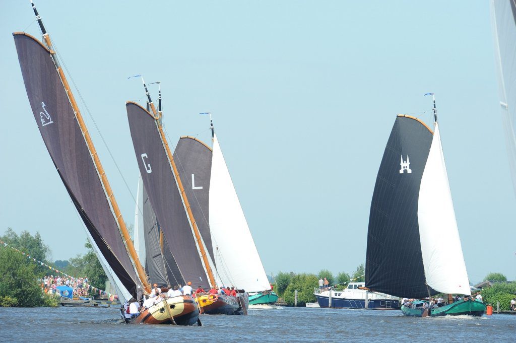 Sneek aan kop van de skûtsjevloot