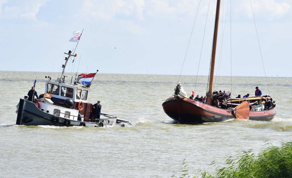 Heerenveen verlaat de wedstrijd met een gebroken helmhout