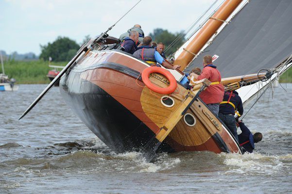 Het Jouster  skûtsje zeilde foutloos en won op de Langwarder Wielen