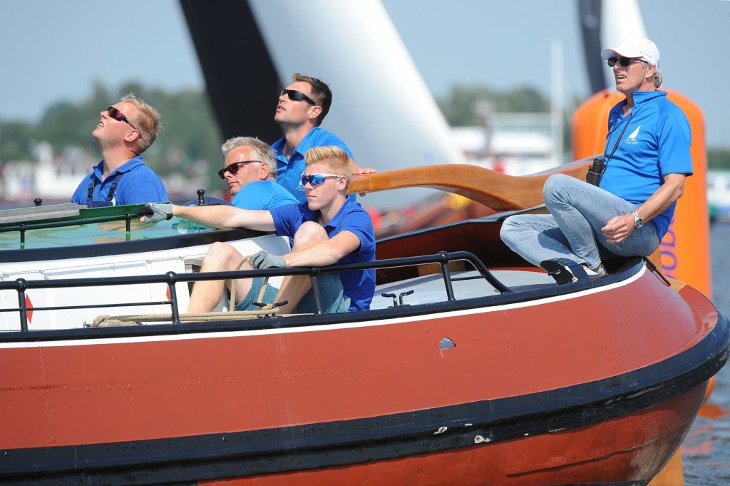 Concentratie op het achterdek van d'Halve Maen met schipper Klaas Westerdijk