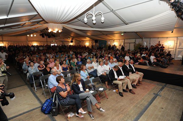 Een goed gevulde feesttent op het Starteiland tijdens de prijsuitreiking