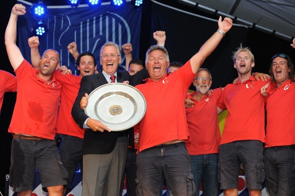 De zilveren schaal van de provincie voor de SKS kampioen 2014