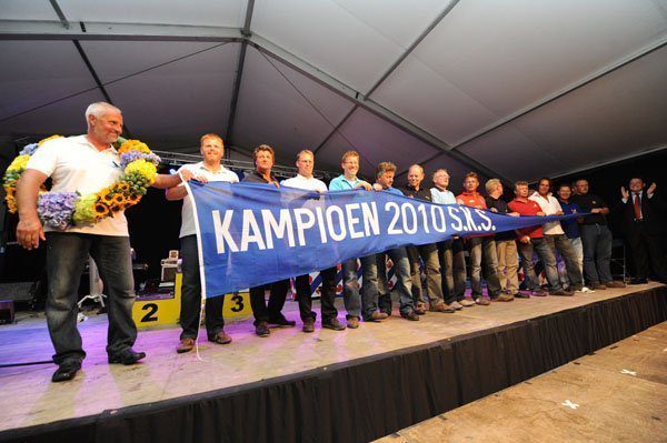 Alle schippers op volgorde van het klassement achter de kampioenswimpel met een trotse Pieter Brouwer in de krans