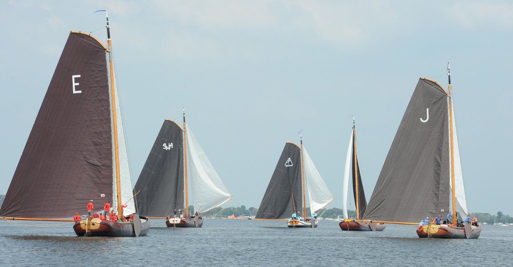 Grou kwam tussen de voordewindse skûtsjes terecht