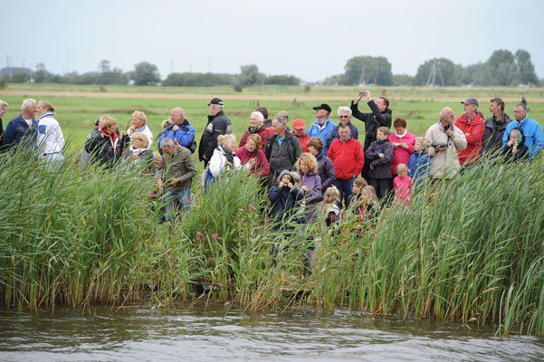 Duizenden mensen langs de kant bij de openingswedstrijd