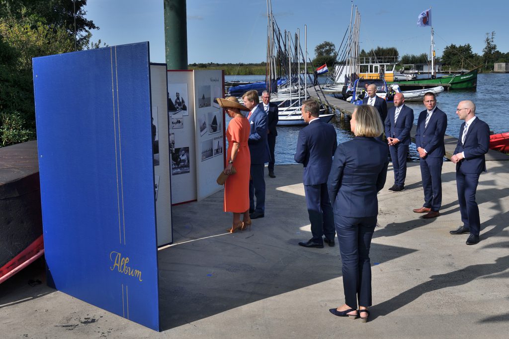 Het Koninklijk Paar bekijkt een deel van de Jubileumexpositie 'Eén grote familie, 75 jaar SKS skûtsjesilen'