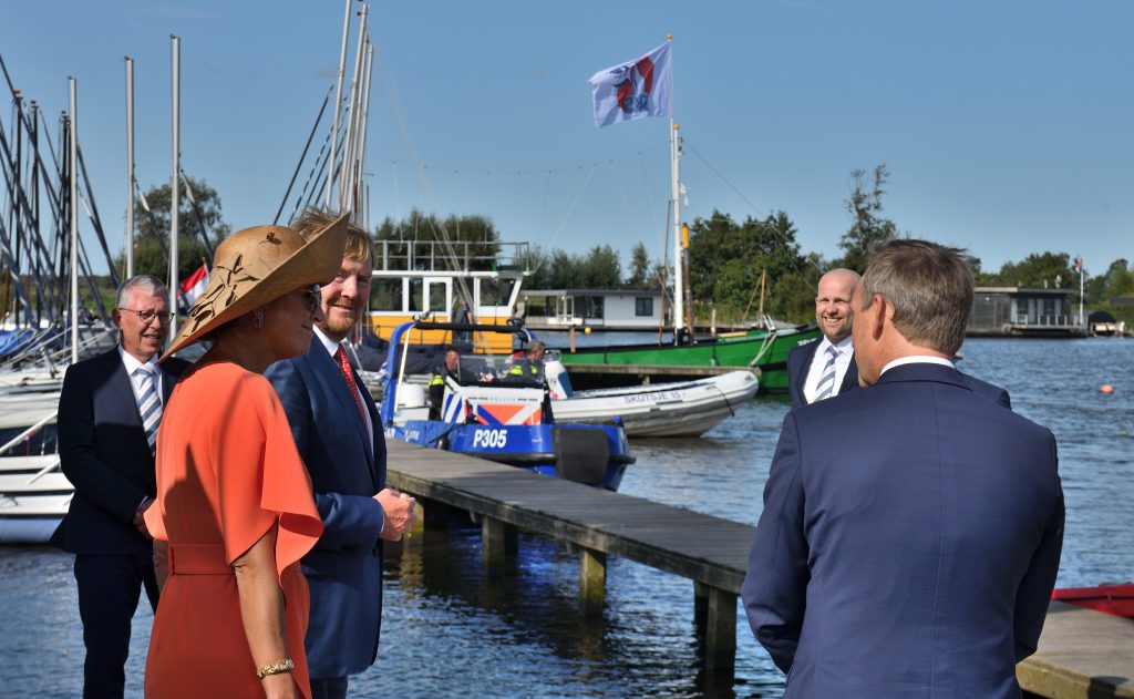 Koningin Máxima en Koning Willem-Alexander worden ontvangen door het SKS-bestuur