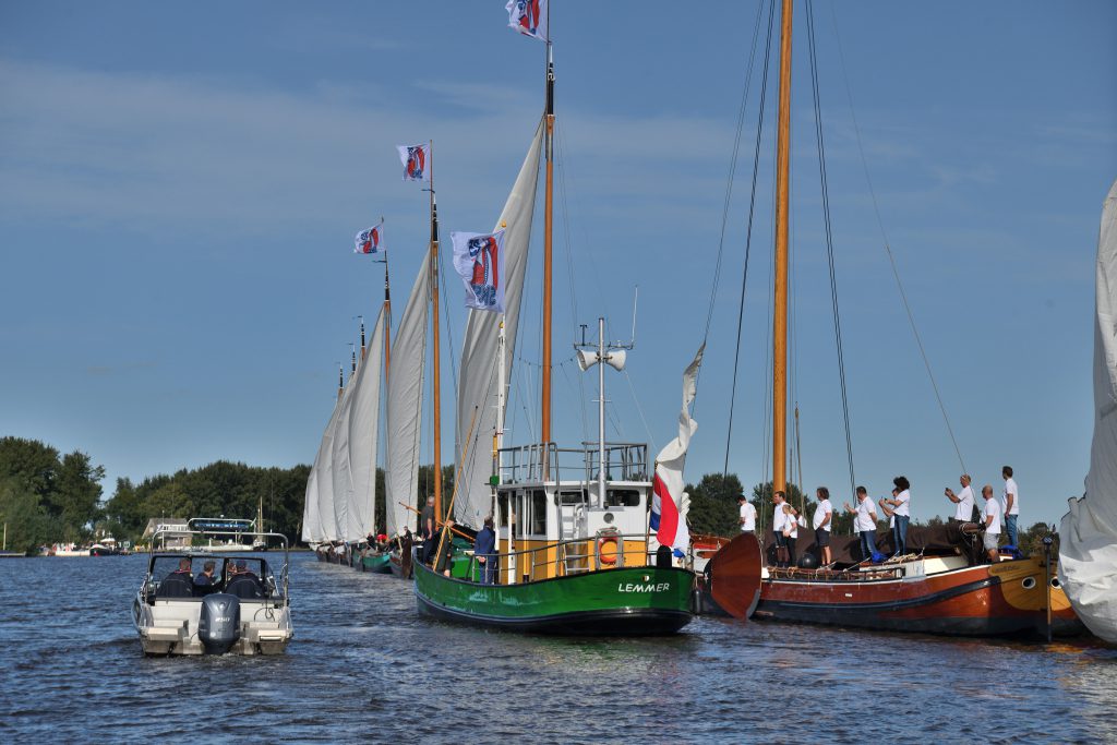 De koninklijke vaartocht langs de SKS-skûtsjes