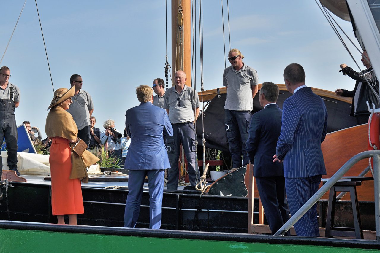 Koninklijk paar in gesprek met Jeroen Pietersma tijdens bezoek aan De Veenhoop, 2020