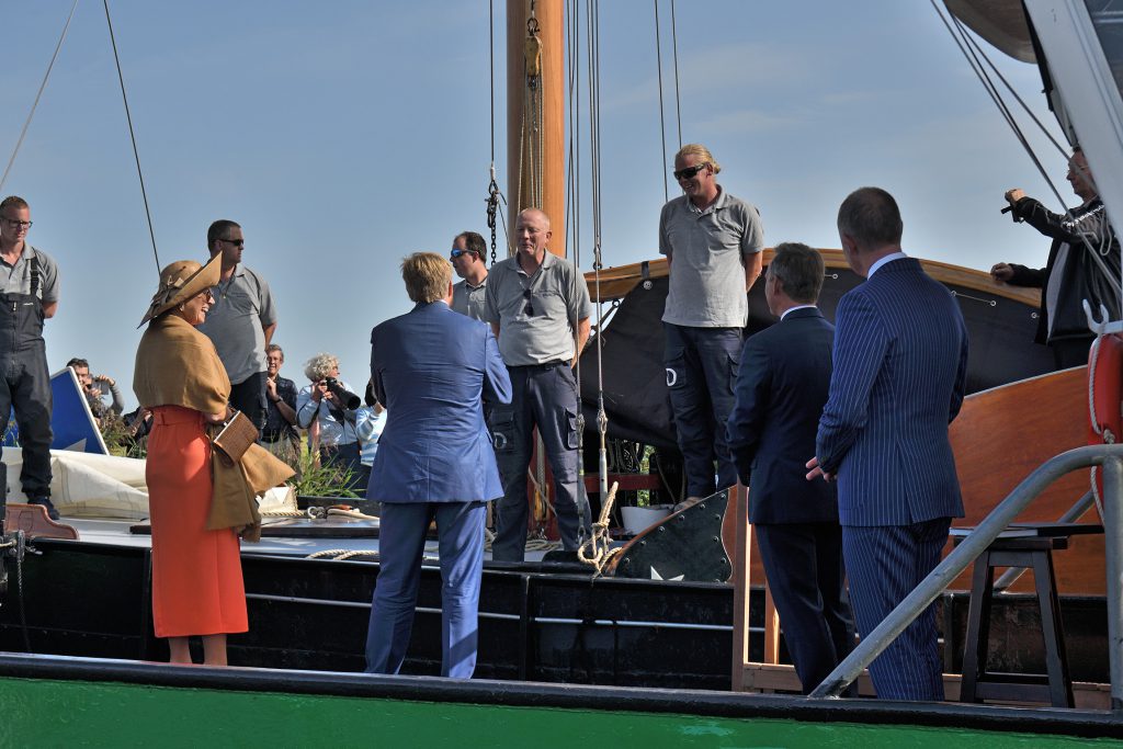 Schipper Jeroen Pietersma (Drachtster skûtsje) in gesprek met het Koninklijk Paar